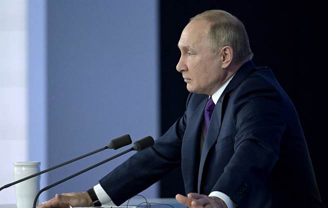 普丁在記者會上說，美國無法遏制中國成為世界領先經濟體，它應該意識到這一點。（圖／TASS）