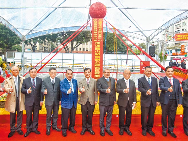 捷运圆山站西侧公办都更案22日举行开工动土典礼，行政院政务委员罗秉成（右起）、内政部长徐国勇、行政院长苏贞昌、内政部次长花敬群等一同出席。图／杜宜谙