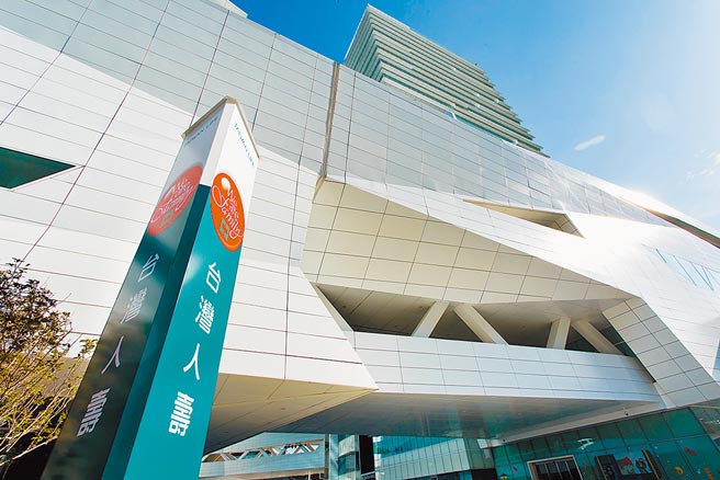 台灣人壽透過捐贈保費，擴大微型保險的照護對象與範圍，開辦至今已累積承保保戶超過21萬人次，累積保額逾新臺幣439億元，以具體行動關懷弱勢族群，積極促進社會共融。圖／台灣人壽提供