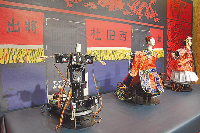 《手的延伸 偶的传承》集结阳明交大应用艺术所与电机学院电机系共同合作完成。图／阳明交大提供