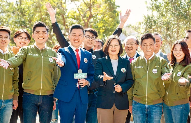 民进党加速推进新竹县市合併，引发争议。图为2019年蔡英文总统（中）和市长林智坚（左二）邀大家来新竹市立动物园玩。（本报资料照片）