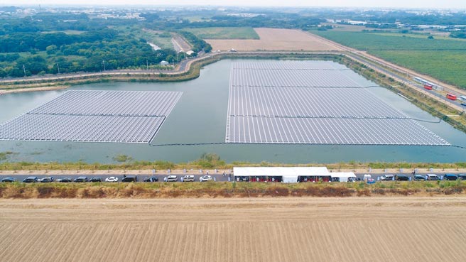 太阳能业者电站建置脚步加快，也都将目标对准新兴的渔电共生太阳能电站。图为嘉义县中埔乡公馆滞洪池的浮力式太阳能发电系统。（嘉义县政府提供）
