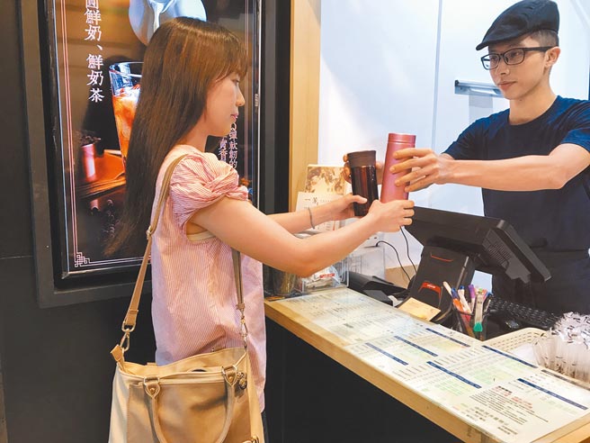 環保署預告「一次用飲料杯限制使用對象及實施方式」草案，自明年7月1日起，限制所有飲料店不得提供發泡塑膠材質（例如保麗龍）的一次用飲料杯。圖為近年來，不少店家早已提供自備環保杯享優惠折扣。（本報資料照片）