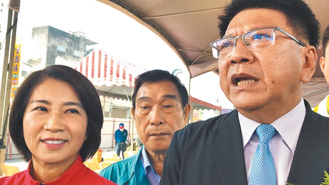 庄瑞雄22日在台北开「参选屏东县长」记者会，对此，屏东县长潘孟安（右）称「谁为屏东做事我就支持谁」。（谢佳潾摄）