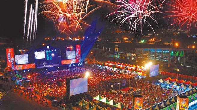「花莲太平洋观光节跨年演唱会」12月26日至31日在6期重画区（东大门广场）登场，还加码星空烟火秀。（花莲县政府提供／王志伟花莲传真）