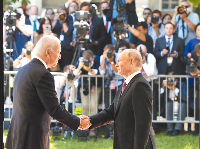 烏克蘭局勢緊張，目前美國總統拜登（左）沒有與普丁（右）會談的計畫，但美俄相關部門將於明年1月初進行溝通。圖為兩人於2021年7月16日在端士日內瓦會晤。（摘自羅俄斯總統府官網）