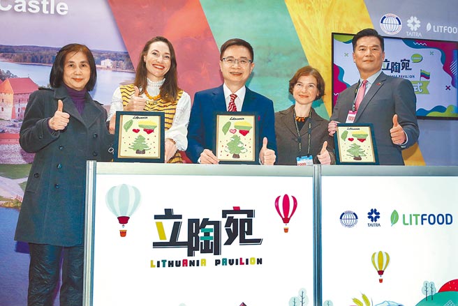 美国务卿布林肯称美国对立陶宛支持如钢铁般坚定。图为台北国际食品展22日登场，外贸协会董事长黄志芳（中）与其他来宾在「立陶宛国家馆」开幕式合影。（粘耿豪摄）