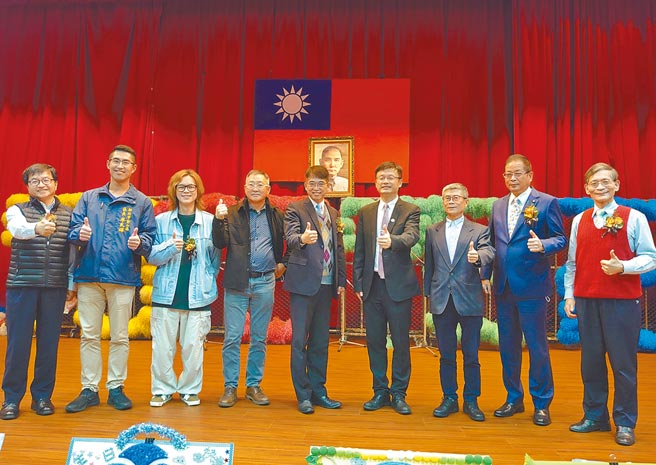 新北市金山高中举办创校75年校庆，牛排教父邓有癸（左四）、金融专家许瑞茂（右三）、人气网红「HowHow」陈孜昊（左三）及张新龙（右二）等杰出校友回母校同庆。（新北市教育局提供／王扬杰新北传真）