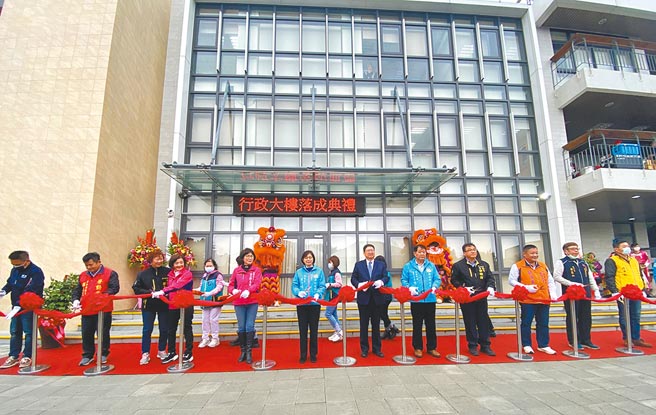 新竹肉品市场新建行政大楼22日举办落成启用典礼，新竹县长杨文科（右六）出席剪彩。（庄旻静摄）