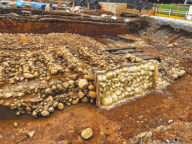桃園火車站捷運綠線G07站工程發現清代遺構，鵝卵石疑似當年穩定鐵軌所用，類似如今枕木。（桃園市捷運工程局提供／賴佑維桃園傳真）