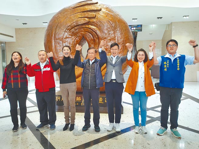 下届南投市长争霸，蓝营经过3天民调，22日立委许淑华宣布结果，将由现任议员张嘉哲（右三）出线，包括县长林明溱、县党部主委林儒彬及参与民调的3位候选人一同现身，展现大团结。（吴建辉摄）