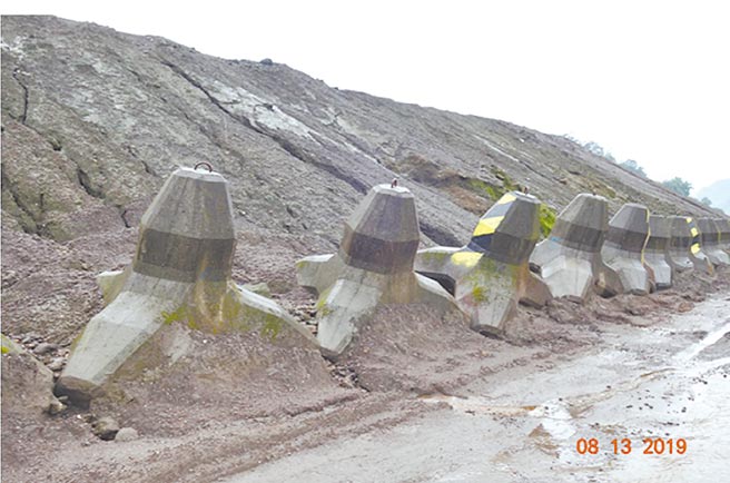 齐国砂石有限公司于大安溪原住民保留地，堆积污泥如山。（彰化地院提供／吴敏菁彰化传真）