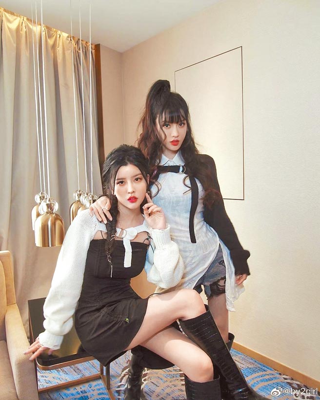 BY2团员Yumi（右）昨传出吞药紧急送医。（摘自IG）全国各县市安心专线1925