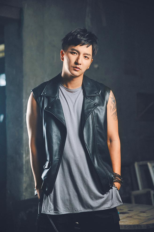 小煜近来释出新单曲〈戏吧〉MV，大秀演技，模样帅气。（猿声串动公司提供）