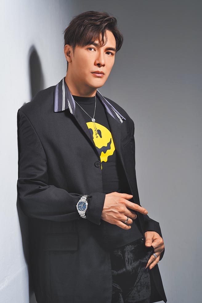 谢佳见有意在影艺事业更上一层楼，经过一年的沉潜后，今年勇于尝试不同戏路，挑战新角色，佩戴伯爵Polo系列镂空超薄表，帅气破表。（摄影／JOJ PHOTO‧服装提供／Balenciaga）