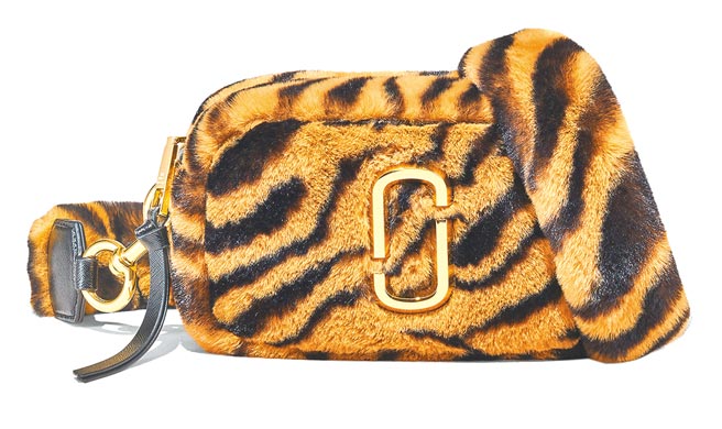 Marc Jacobs台中新光三越独卖虎纹绒毛Snapshot相机包，1万7900元。（Marc Jacobs提供）