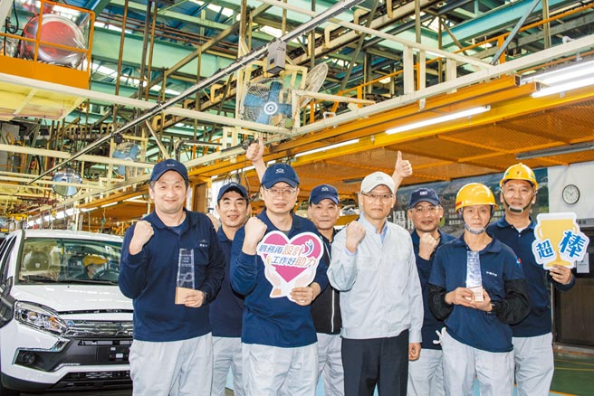 中华汽车杨梅厂厂长陈清棋（前排左三）表示，公司鼓励同仁自主提案，集思广益为中高龄员工解决劳力困境，希望能创造一个友善的作业环境，让员工有家的感觉。得奖团队合影，前排左起杨仁华、李庆峰、陈清棋、许慧龙，后排左起杨俊民、杨文治、锺昌荣、刘国源。（陈大任摄）