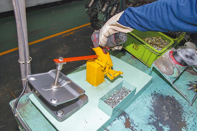 获得第一名的钣件取拿省力装置，利用电动螺丝起子的重量精准吸取两片钢板。（陈大任摄）