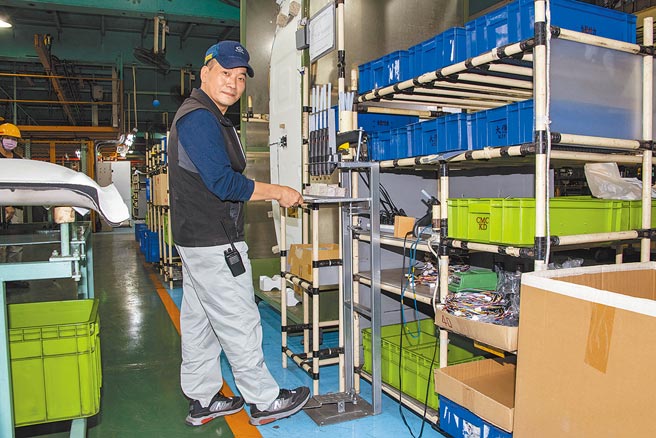 热熔胶操作改善提案得奖作品的制作人杨文治亲自示范以脚踩替代手压的省力装置。（陈大任摄）