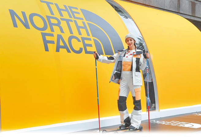 莫允雯习惯中性色系服饰，THE NORTH FACE Women’s Dragline Jacket，1万9800元。（THE NORTH FACE提供）