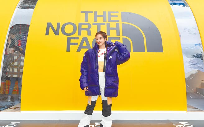 莫允雯展示冬季滑雪穿搭。（THE NORTH FACE提供）