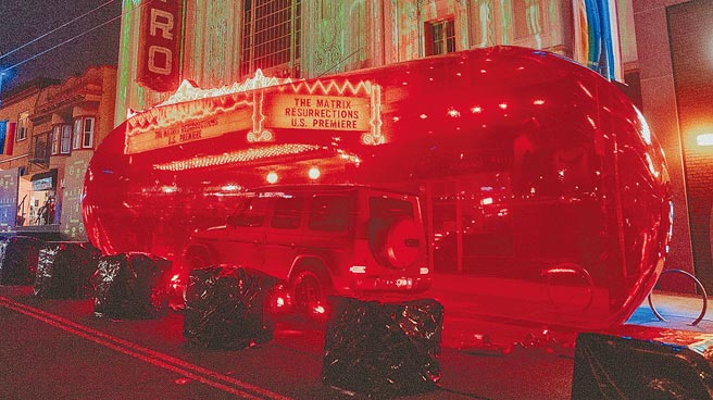 电影《骇客任务：復活》18日在美国旧金山举办首映会，为了呼应这个电影经典桥段，Mercedes-Benz特别在首映会场旁打造长12公尺、宽4公尺、高3.5公尺的红色药丸装置艺术（见图）。（台湾宾士提供）