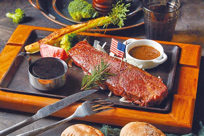 7.Global Mall桃園A8店帶來全新「Mita CAFE BISTRO」改裝開幕，27日至31日推出買一送一優惠， 點溼式熟成翼板牛排，即贈限量小紅帽雞胸或奶油菇菇義大利麵。（Global Mall提供）