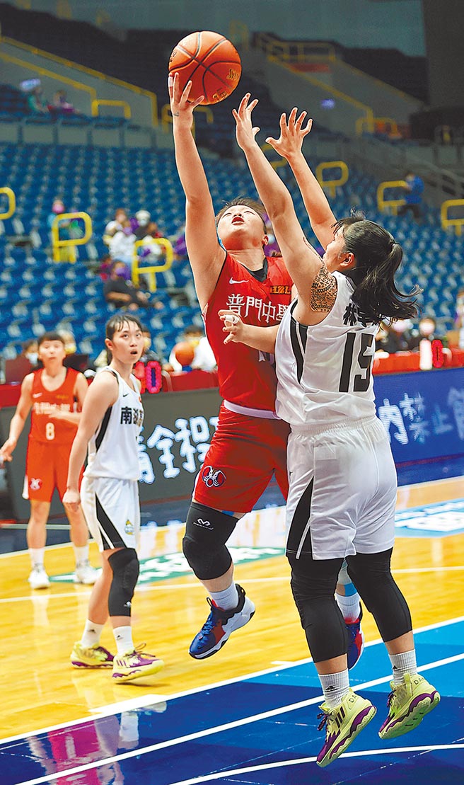 普门林湘凌（中）赛前补进登录名单，对南湖贡献10分、8篮板，成为致胜功臣。（高中体总提供）