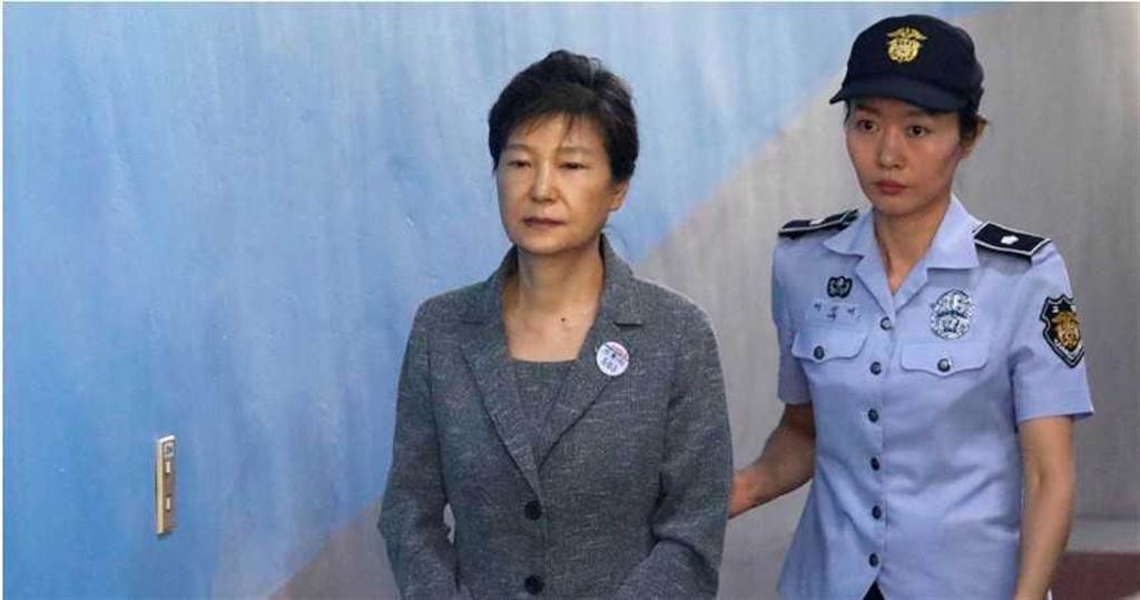 南韩总统文在寅将特赦前总统朴槿惠。图为朴槿惠2017年遭押解的画面。（路透）(photo:ChinaTimes)