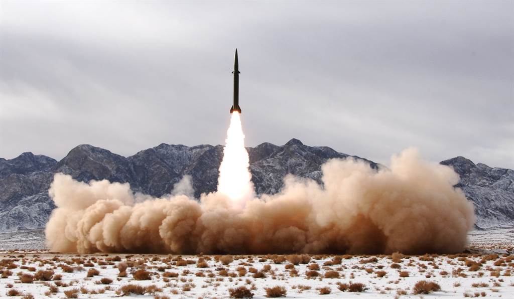 美国最新情资显示，中方协助沙乌地打造弹道飞弹，使华府遏制伊朗核野心的努力复杂化，图为火箭军在戈壁训练场进行实战化训练，进行实弹发射的资料照。（新华社 ）(photo:ChinaTimes)