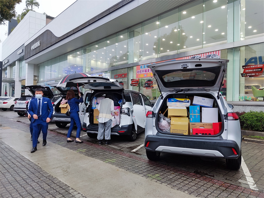 Toyota桃苗汽車組成 Corolla Cross車隊，載滿愛心物資，送至兩地。（圖片／和泰汽車）