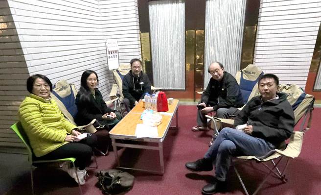 民进党立法院党团总召柯建铭提案修正《地方制度法》藉此推动新竹县市合併、升格，为能在星期五顺利递案，民进党立委搬来桌椅，自21日晚间开始在议场大门外轮班。图左起民进党立委刘世芳、陈莹、李昆泽、总召柯建铭及立委许智杰。（资料照/郑任南摄）