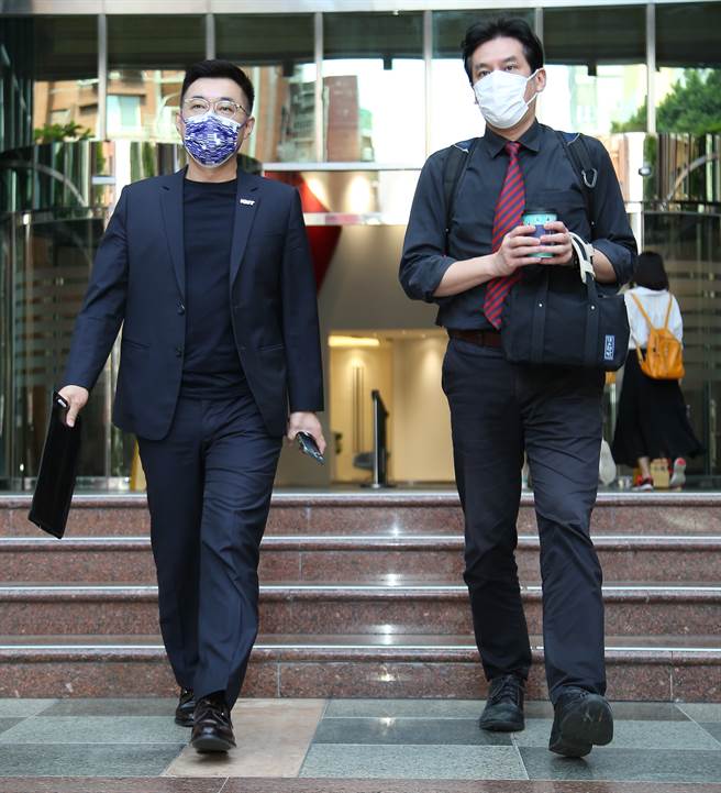 资深媒体人黄暐瀚（右）在脸书谈「总预算径付二读」一事。（资料照/陈俊吉摄）