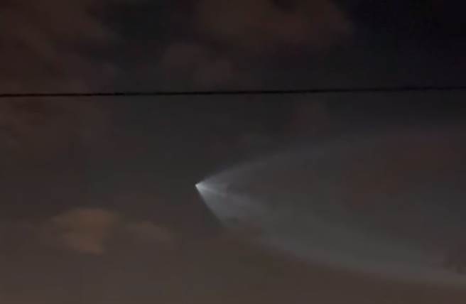 台南夜空惊见神秘白光球，引发网友讨论。（图／翻摄自爆料公社）