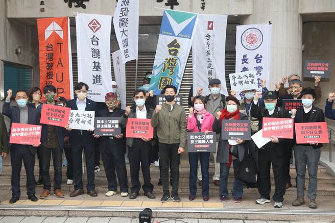 台湾独立建国联盟23日举办「罢免不同意、留下好立委 本土挺昶佐」记者会，立委林昶佐（中）受邀出席为自己加油，绿委范云（右四）也现身支持。（杜宜谙摄）