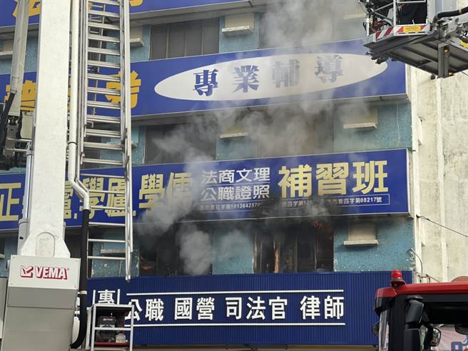 高雄市三民區建國二路上的補習班大樓24日上午7時許發生火災，濃烈黑煙竄上天際。（圖／台灣新聞記者聯盟資訊平台）
