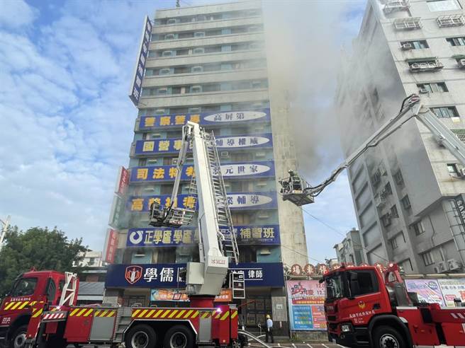 高雄市三民區建國二路上的補習班大樓24日上午7時許發生火災，濃烈黑煙竄上天際。（圖／台灣新聞記者聯盟資訊平台）