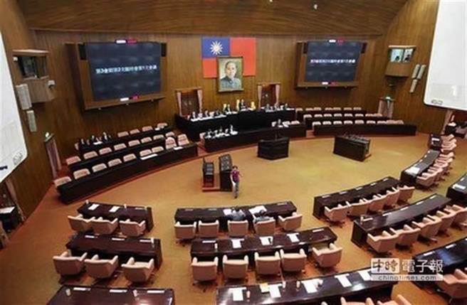 民进党立法院党团将明年度政府总预算案径付二读引爆争议，对此，立院昨召开朝野协商，今天就会针对径付二读提出復议，让总预算重回委员会。图为立法院。（中时资料照）