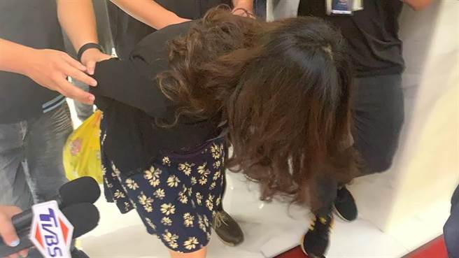 陈姓女子今年8月12日将产下的死胎丢进垃圾车内，新北地检署今日侦结，认为陈女无前科、素行良好，犯后坦承罪行，颇有悔意，因此给予缓起诉处分。（王扬杰摄）