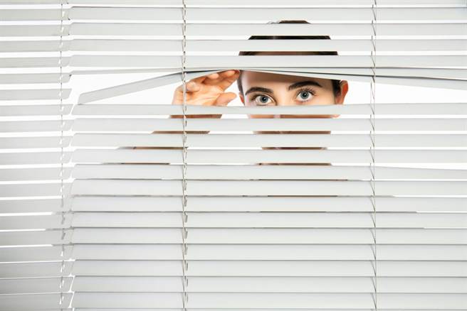 有网友看上一栋大楼建案，唯一缺点是与对面住户仅相隔7米，只要开窗就能看到对面邻居，担心一举一栋被邻居看光，让他相当犹豫。（示意图／Shutterstock）