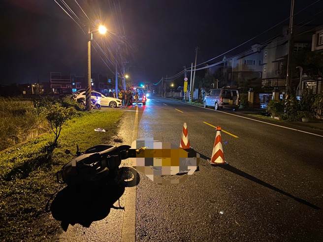 宜蘭縣吳姓女子疑似騎機車時打滑摔倒，並遭到一旁的曳引車輾壓不幸喪命。（警 方提供／胡健森宜蘭傳真）