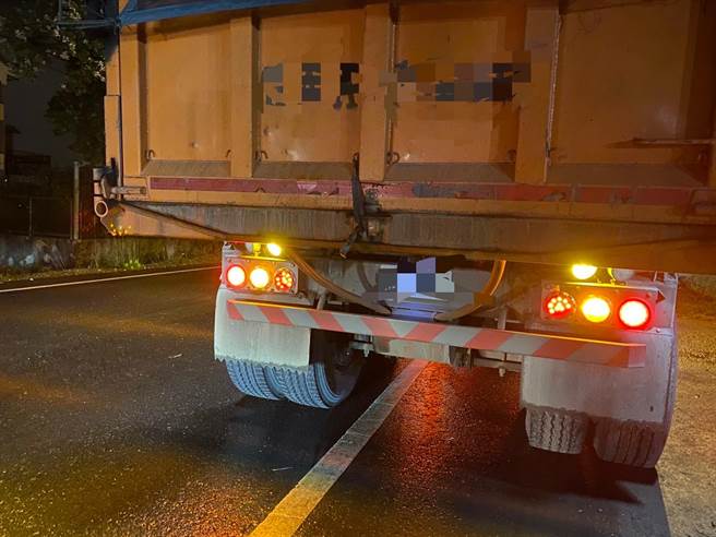  宜蘭縣吳姓女子疑似騎機車時打滑摔倒，並遭到一旁的曳引車輾壓不幸喪命。（警 方提供／胡健森宜蘭傳真）