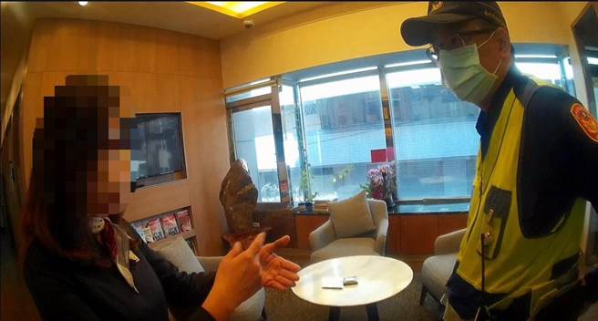 一名黄姓妇人欲匯款77万金额医疗费予外国友人，幸警方苦劝避免遭诈伤荷包又伤心。（民眾提供／卢金足台中传真）