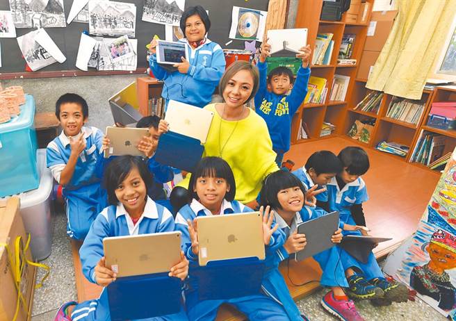 行政院拍板教育部「中小学数位学习精进方案」，预计投入200亿元达成「班班有网路，生生用平板」。图为台东介达国小学童多年前参与行动学习计画，获教育部提供人手1台平板电脑的画面。（本报资料照片）