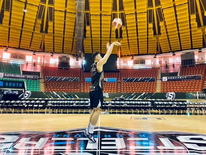 高雄钢铁人耶诞主场首秀大彩蛋，球迷「百万中场Logo Shot」活动热闹展开。图为高雄钢铁人看板球星吕政儒。(图/高雄钢铁人球团提供)