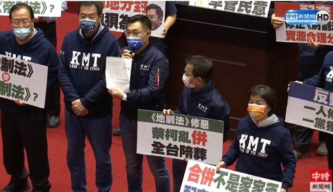 不滿《地制法》逕付二讀，藍委突佔領主席台，並秀出證據。(取自中時新聞網直播)
