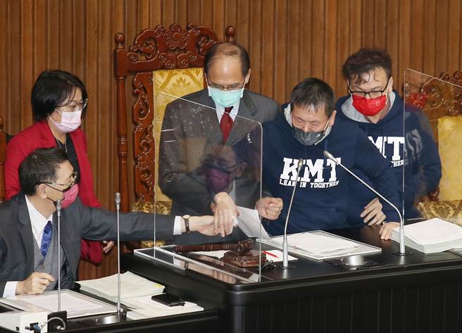 立法院24日院會，針對民進黨立法院黨團總召柯建銘所提「地方制度法」修正草案，國民黨立委林為洲（右二）質疑民進黨團恐將該草案逕付二讀，立即衝上主席台制止並抗議。（姚志平攝）