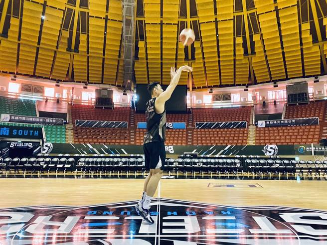 钢铁人球星吕政儒亲自示范中场跳投。(高雄钢铁人提供)
