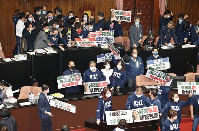 立法院24日院會，針對民進黨立法院黨團總召柯建銘所提「地方制度法」修正草案，國民黨立委質疑民進黨團恐將該草案逕付二讀，立即衝上主席台制止並抗議，藍綠爆發推擠衝突。（姚志平攝）