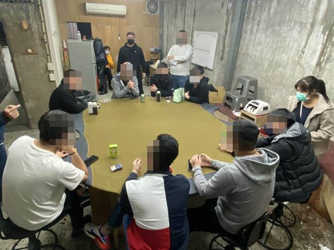 桃園警方查緝1處賭場，業者以2道鐵門試圖拖延員警查緝時間，但員警發現鐵門雖然堅固，牆壁卻是木板牆，隨即破牆入內。（翻攝照片）